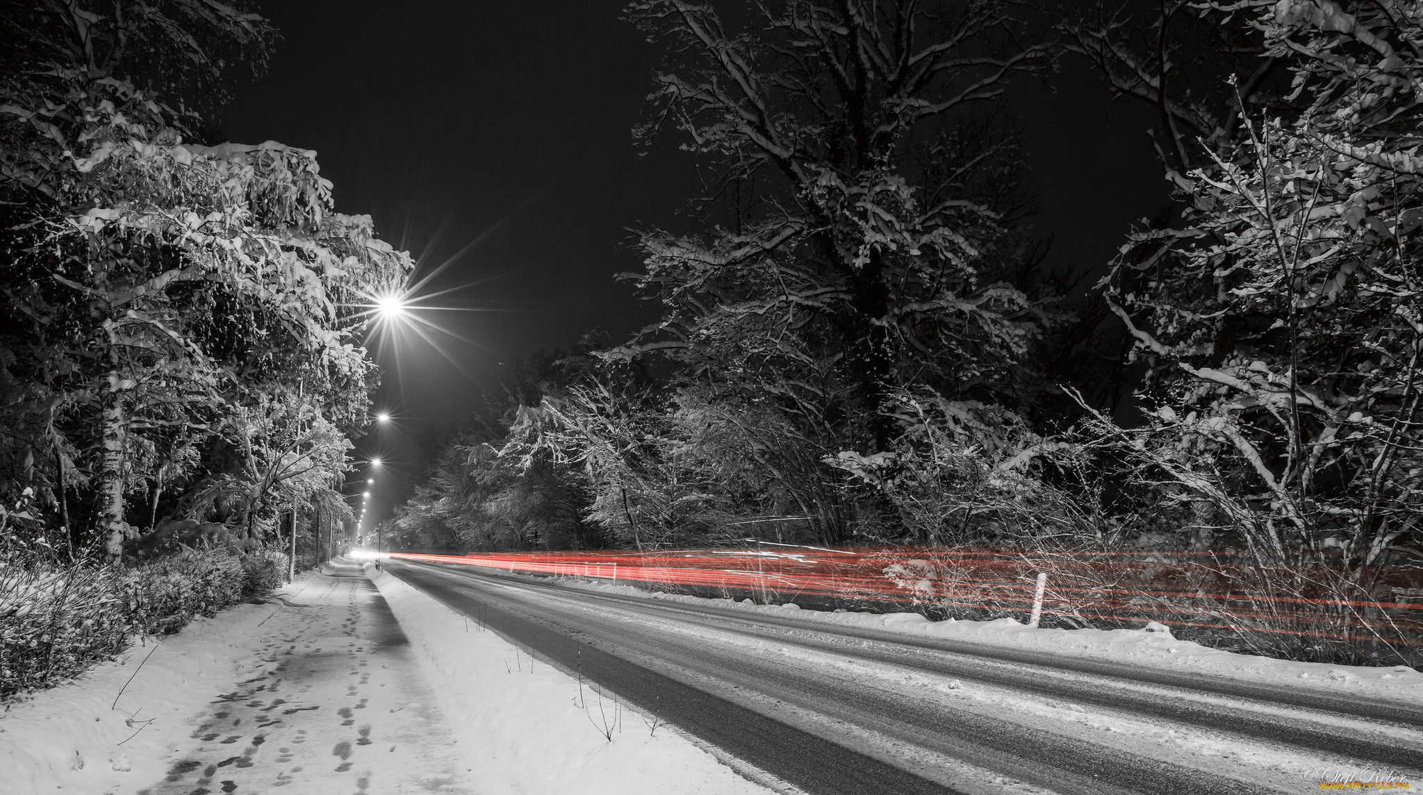 Дорога белела освещенная месяцем. Ночная дорога. Дорога зима ночь. Заснеженная дорога. Ночная зимняя трасса.